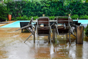 Piscina e sedie sotto la pioggia dopo il temporale
