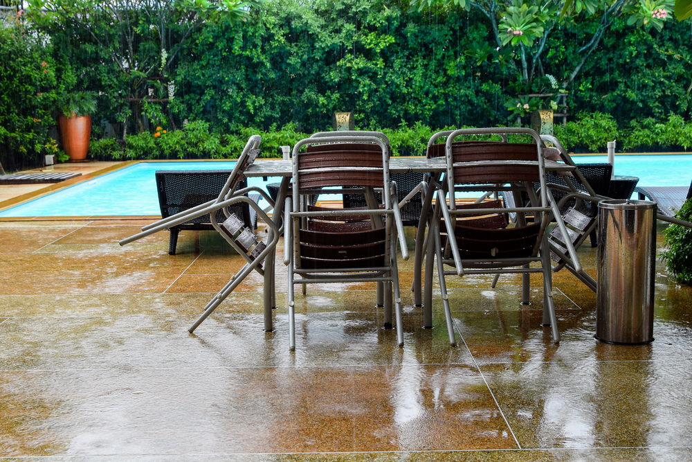 Piscina e sedie sotto la pioggia dopo il temporale